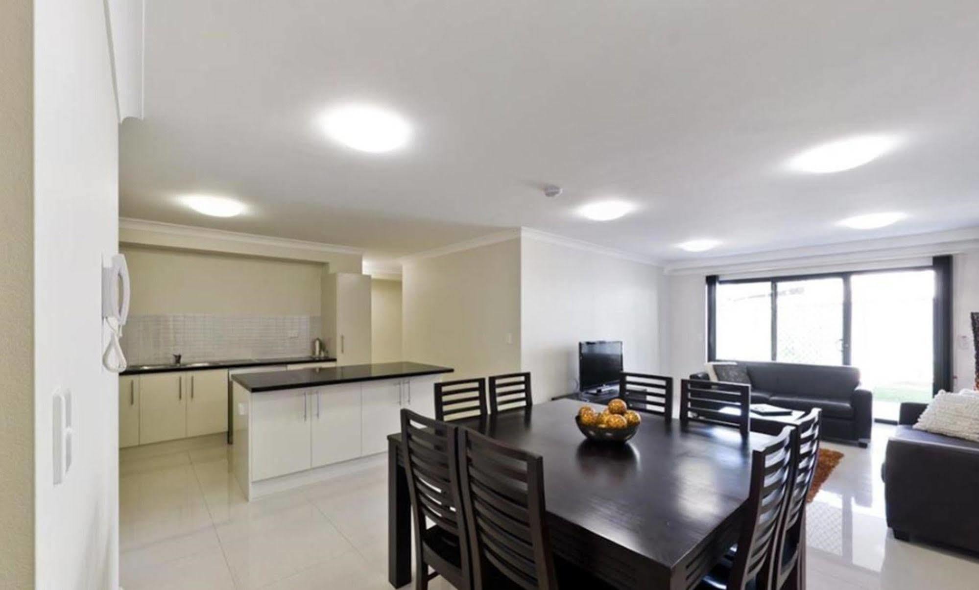 Astina Serviced Apartments - Central Penrith Exteriör bild